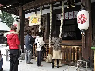 Хацумодэ в храме Юдзуруха-дзиндзя[яп.]