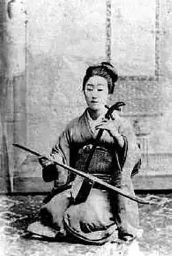 Гейша Оюки[англ.] играет на кокю, 1904