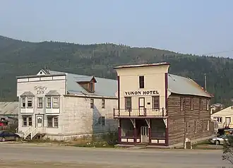 Отель "Юкон", примыкающий к зданию Front Street Inn.