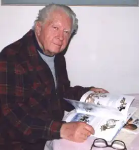 Зденек Милер с книжкой про Крота. 2002 г.