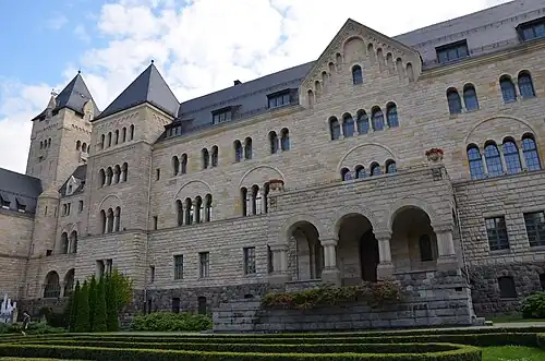 Фасады замка ос стороны парка