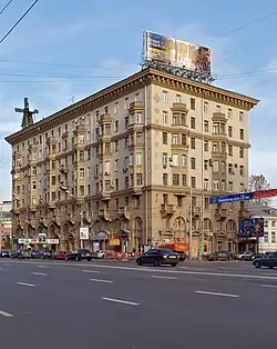 Улица Земляной Вал (№ 39) и начало Верхней Сыромятнической (справа)