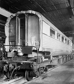 Дополнительный промежуточный пассажирский вагон без тележек на вагоне-платформе