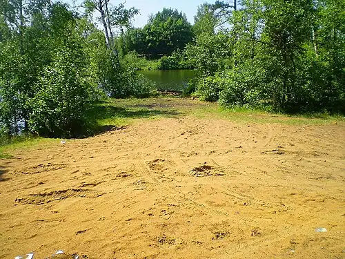 Песок на месте солярия