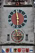 Часы на башне. Ниже гербы Восьми кантонов