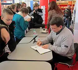 Раздача автографов