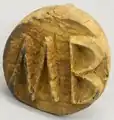 Круглая печать с буквами „MB“.