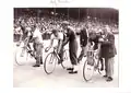 велоспортсмены в велошлемах 1938 год