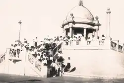 члены Ом Мандали на Клифтон-бич, Карачи