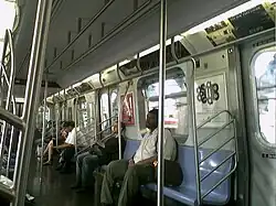 интерьер нью-йоркского метро вагона