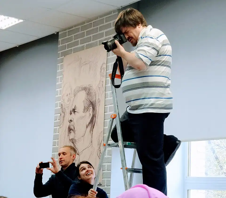 Лестница, два фотографа, писатель и девушка